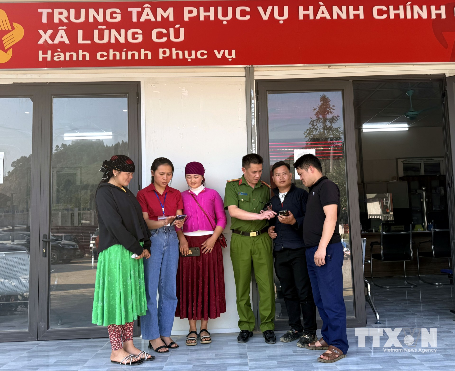Lực lượng Công an xã biên giới Lũng Cú (Tuyên Quang) hướng dẫn cho người dân thực hiện thủ tục hành chính qua cổng dịch vụ hành chính công. (Ảnh: Đức Thọ/TTXVN)